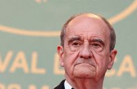 Pierre Lescure reçoit un vibrant hommage pour son anniversaire de 80 ans dans "C à vous"