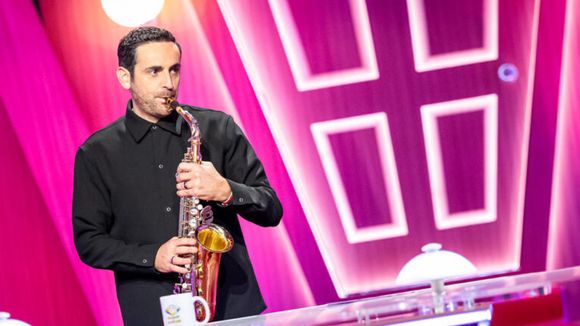 "Une famille en or" : Pourquoi TF1 a décidé de basculer le jeu de Camille Combal le samedi à 20h sur TMC ?