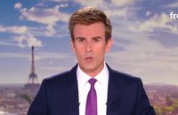 Jean-Baptiste Marteau présente le "20 Heures" de France 2 en direct de la Gironde.