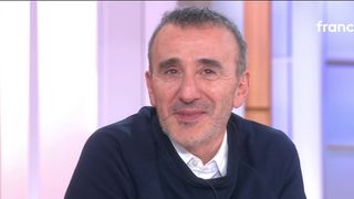 "Ça m'émeut de revoir ça" : Elie Semoun craque face à des images de son père décédé dans "C à vous"