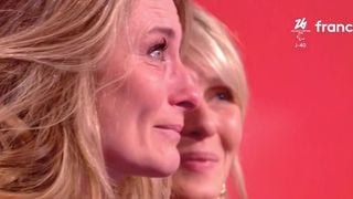 "Ça me touche beaucoup" : Ému aux larmes, Sandrine Arcizet craque dans "Les enfants de la télé" après un message touchant de son frère