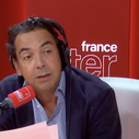 "C'est du jamais vu en France" : Patrick Cohen étrille Pascal Praud, qui a annoncé faire un point quotidien sur les artistes se mobilisant contre le RN