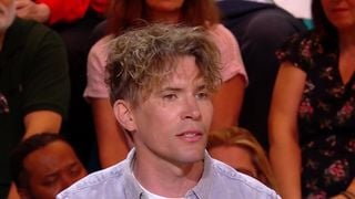 "Ça a fait partie de la thérapie" : Atteint d'une maladie rare qui risque de le rendre aveugle, Yoann Offredo évoque son bonheur de commenter le Tour de France pendant son traitement
