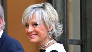 "Donner l'apparence d'un cliché de famille plus décontracté" : Une photo de la famille Arnault retouchée pour une diffusion sur TF1