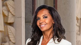 "Il est en boîte depuis un an" : Pourquoi M6 a attendu si longtemps avant de diffuser "Les nouveaux Français, 100 ans d'immigration", le documentaire de Karine Le Marchand ?