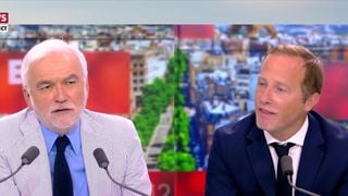 "Vous ne nous avez pas beaucoup défendus" : En direct sur CNews, Pascal Praud reproche au patron de "Valeurs Actuelles" de ne pas suffisamment "monter au créneau" pour la chaîne