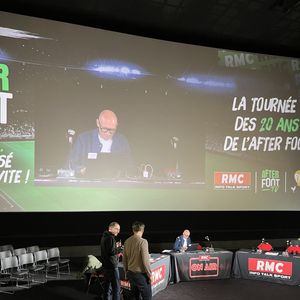 Jimmy Braun, Jean-Louis Tourre et Gilbert Brisbois en pleine préparation avant la prise d'antenne.