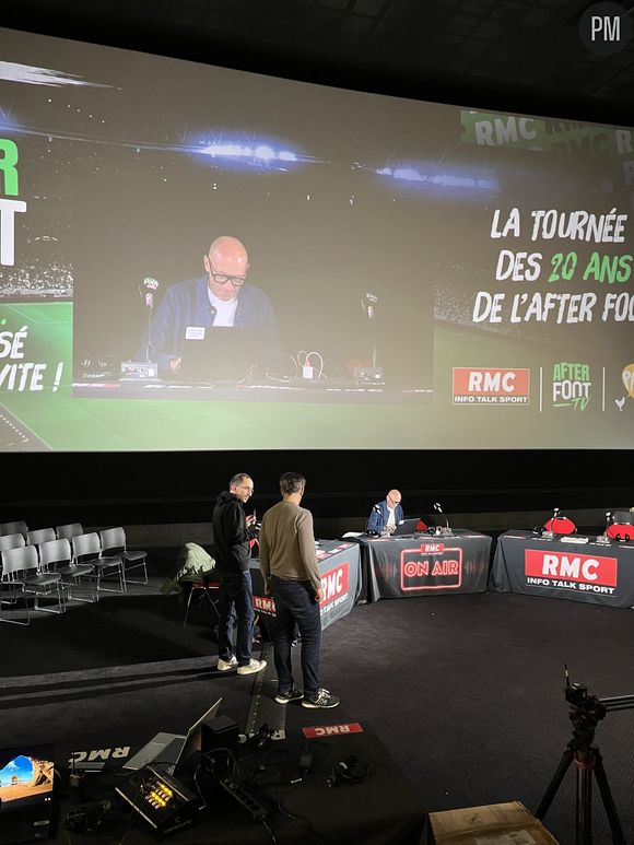 Jimmy Braun, Jean-Louis Tourre et Gilbert Brisbois en pleine préparation avant la prise d'antenne.