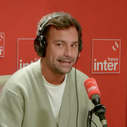 "Je ne sais pas ce qu'ils prennent là-bas mais c'est de la bonne" : Sur France Inter, Bertrand Chameroy se moque du livre de Nicolas Sarkozy et lance une pique à Pascal Praud