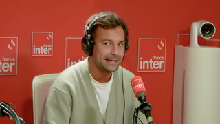 "Je ne sais pas ce qu'ils prennent là-bas mais c'est de la bonne" : Sur France Inter, Bertrand Chameroy se moque du livre de Nicolas Sarkozy et lance une pique à Pascal Praud
