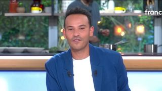 "Ce qui est intéressant, ce sont aussi les chiffres sur les réseaux sociaux" : Mohamed Bouhafsi se défend de ses premières audiences timides à la tête de "C à Vous" le week-end