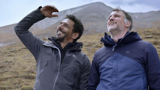 "C'est un déchirement à chaque voyage" : Pourquoi Raphaël de Casabianca a arrêté "Rendez-vous en terre inconnue" après son voyage au Népal avec Tomer Sisley