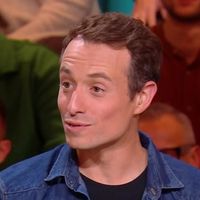 "Ça ne fonctionne pas comme ça !" : Hugo Clément, co-producteur de "Quelle époque !", se défend de toute "auto-embauche" après son arrivée dans le talk-show de France 2
