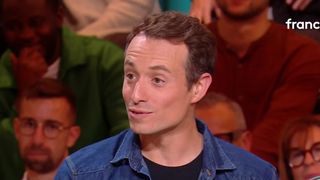 "Ça ne fonctionne pas comme ça !" : Hugo Clément, co-producteur de "Quelle époque !", se défend de toute "auto-embauche" après son arrivée dans le talk-show de France 2