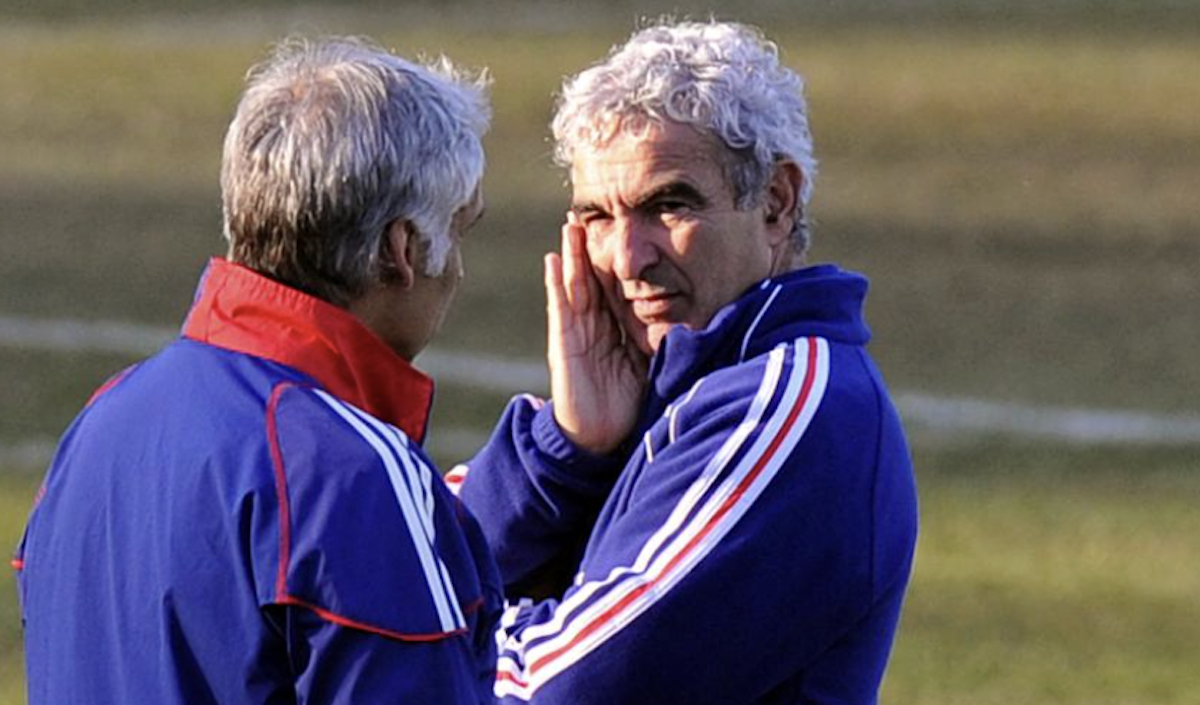 "Le bus : les Bleus en grève" : Netflix répond à Raymond Domenech, qui accuse la plateforme d'avoir réalisé "un film sensationnaliste qui n'a d'autre vocation que celle de 'remuer la m*rde'"