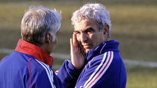"Le bus : les Bleus en grève" : Netflix répond à Raymond Domenech, qui accuse la plateforme d'avoir réalisé "un film sensationnaliste qui n'a d'autre vocation que celle de 'remuer la m*rde'"
