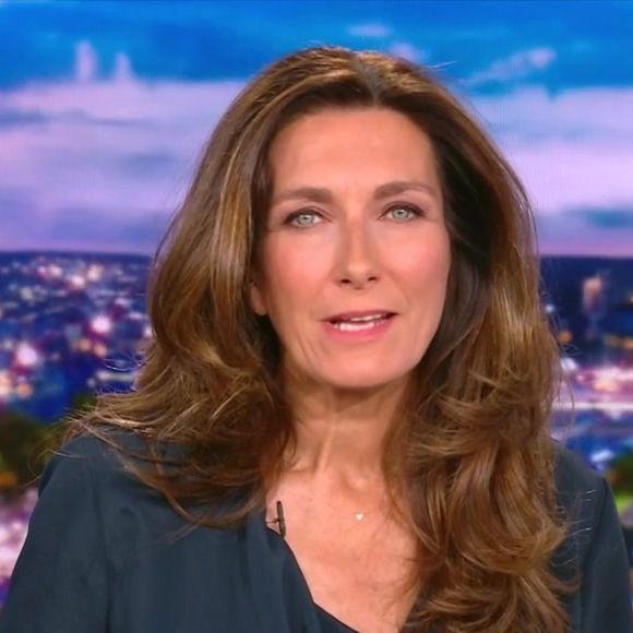 Anne-Claire Coudray aux commandes du "20 Heures" de TF1.