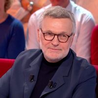 "Il n'y a qu'une personne qui peut me faire pleurer, c'est elle" : Ému, Laurent Ruquier rend hommage à Marie Laforêt dans "Vivement dimanche" sur France 3