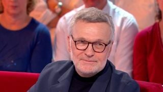 "Il n'y a qu'une personne qui peut me faire pleurer, c'est elle" : Ému, Laurent Ruquier rend hommage à Marie Laforêt dans "Vivement dimanche" sur France 3