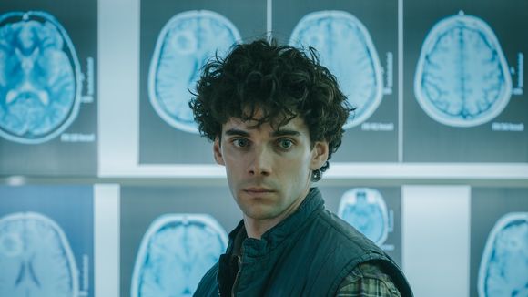 Audiences Netflix : Cette mini-série espagnole captivante coiffe "Black Mirror" au poteau, une comédie culte crée la surprise et se classe numéro 1 en France