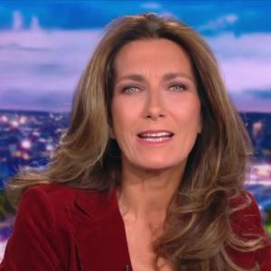 Anne-Claire Coudray aux commandes du "20 Heures" de TF1.