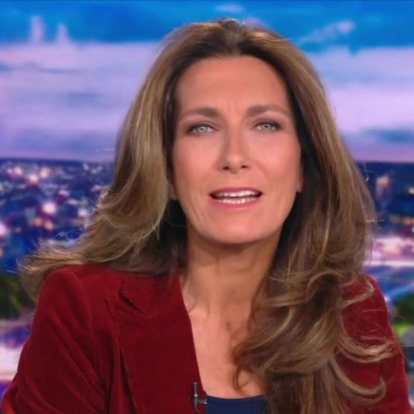 Anne-Claire Coudray aux commandes du "20 Heures" de TF1.