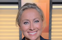 "Merci à ma maman" : Anne-Sophie Lapix fait ses adieux au "20 Heures" de France 2