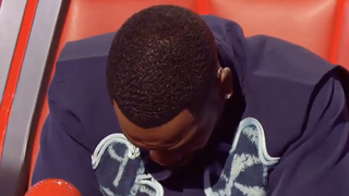 "Je ne vais pas pleurer mais..." : Tayc s'effondre en évoquant le décès de son frère dans "The Voice" sur TF1