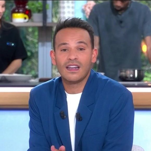 Mohamed Bouhafsi aux commandes de "C à vous" hier soir.