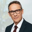 "Elle est diffusée quand il y a du très lourd chez la concurrence" : Pourquoi "Arnaques !" et Julien Courbet sont ballottés dans la grille de M6