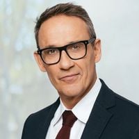 "Elle est diffusée quand il y a du très lourd chez la concurrence" : Pourquoi "Arnaques !" et Julien Courbet sont ballottés dans la grille de M6