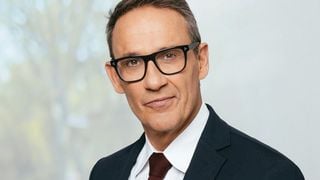 "Elle est diffusée quand il y a du très lourd chez la concurrence" : Pourquoi "Arnaques !" et Julien Courbet sont ballottés dans la grille de M6