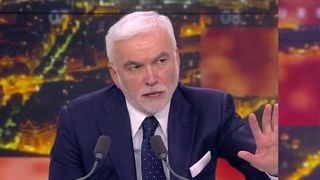 "Vous venez ici pour faire un numéro" : Vif accrochage entre Pascal Praud et Sarah Saldmann sur CNews