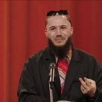 W9 censure et coupe une partie du discours de l'humoriste Merwane Benlazar contre Cyril Hanouna, lors de la cérémonie des Flammes 2025