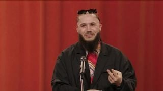 W9 censure et coupe une partie du discours de l'humoriste Merwane Benlazar contre Cyril Hanouna, lors de la cérémonie des Flammes 2025