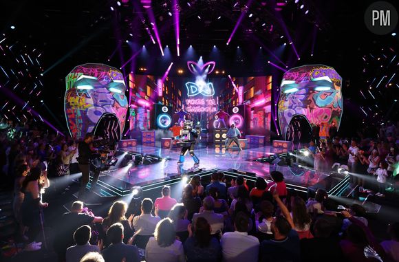 Le DJ enflamme le plateau de "Mask Singer" saison 8.