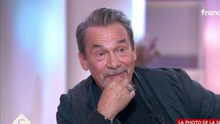 "Si tu manques de parole, ça me saoule" : Florent Pagny "règle ses comptes" avec "Paris Match" sur le plateau de "C à vous"