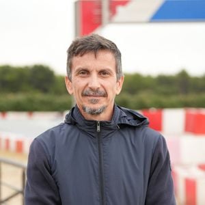 Exclusif - Arnaud Tsamère - 10ème édition du Marathon Karting Jules Bianchi sur le circuit Paul Ricard en soutien à l'Association Jules Bianchi le 13 septembre 2025.
Organisé par Philippe Bianchi et Franck Lagorce de Bianchi Lagorce Events, en soutien à l'Association Jules Bianchi, ce marathon d'endurance de 42h19min50s continue de rassembler pilotes professionnels, célébrités et passionnés autour d'une cause qui dépasse le sport : perpétuer l'esprit et la générosité de Jules.
Un chèque sera remis à l'hôpital L'Archet de Nice, à l'issue de la course.
© Anne-Sophie Guebey / Bestimage
Exclusif - No web en Suisse / Belgique
10ème édition du Marathon Karting Jules Bianchi sur le circuit Paul Ricard en soutien à l'Association Jules Bianchi le 13 septembre 2025.