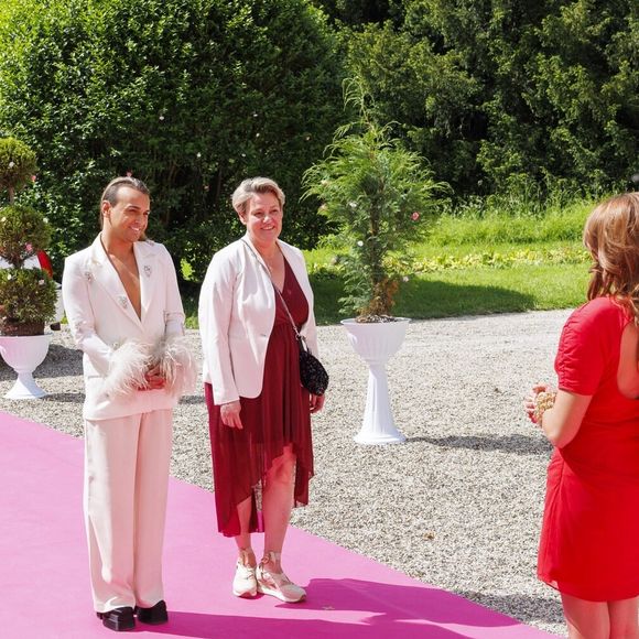 Delphine Wespiser accueille Kilian et Karine dans le château de "Qui veut épouser mon fils ?"