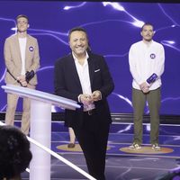 "Ce n'est pas du tout une réponse aux succès de 'The Floor' et '100% Logique' : Arthur se justifie de lancer un nouveau jeu avec des anonymes sur TF1