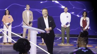 "Ce n'est pas du tout une réponse aux succès de 'The Floor' et '100% Logique' : Arthur se justifie de lancer un nouveau jeu avec des anonymes sur TF1