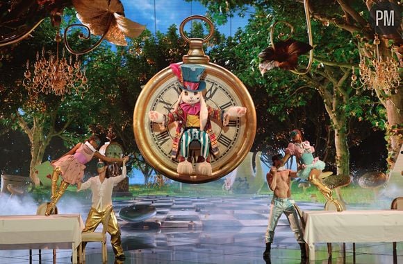 Le Lapin performe sur le plateau de "Mask Singer" saison 8.