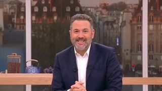 "On va lui laisser le temps de se remettre" : Bruce Toussaint victime d'une "mauvaise chute" et remplacé par Maud Descamps dans "Bonjour !" toute la semaine