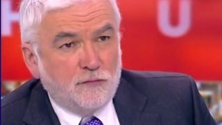 "Quel est l'intérêt ?" : Pascal Praud et ses chroniqueurs sur CNews piégés par une fausse Une de "Closer" mettant en scène Yaël Braun-Pivet