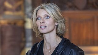 “C’est une honte” : Sylvie Tellier réagit aux critiques sur le niveau d’anglais d’Indira Ampiot, éliminée aux portes du Top 6 de Miss Monde 2026
