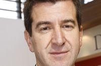 Caroline Roux présente "C dans l'air" sur France 5, ce lundi 6 octobre 2025.