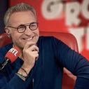"C'est un maître pour moi" : Laurent Ruquier rend hommage à Philippe Bouvard, à qui il a succédé aux manettes des "Grosses têtes" sur RTL