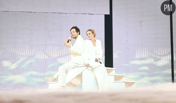 Vianney et Claire Keim sur la scène des Enfoirés 2025