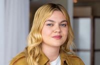 Louane Emera à Amsterdam aux Pays-Bas pour défendre "Maman" auprès des fans de l'Eurovision en avril 2025.