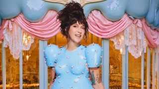 "On est dans une vraie mission de service public" : Daphné Burki répond aux détracteurs de "Drag Race France"